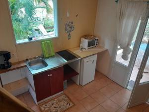 Kuchyň nebo kuchyňský kout v ubytování studio dans un écrin vert