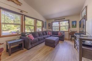 Posezení v ubytování Goshorn Lake #24 - Community pool and lake access