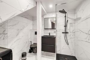 Koupelna v ubytování Le Duplex + 38 fotografií