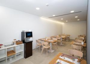 a restaurant with tables and chairs in a room at Flag Hotel Lisboa Sintra in Sintra