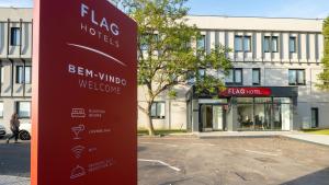 un cartel en un estacionamiento frente a un edificio en Flag Hotel Lisboa Sintra, en Sintra