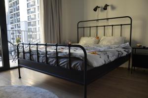 Ένα ή περισσότερα κρεβάτια σε δωμάτιο στο Waterfront Retreat with Garage and Balcony