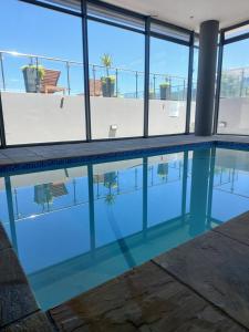 ブロウベルフストランドにあるInfinity Beachfront 607 - Seaside Bliss Self-Catering Apartmentの窓のある建物内の空のプール