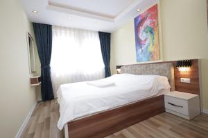 Postel nebo postele na pokoji v ubytování Dodona ApartHotel in Prishtina