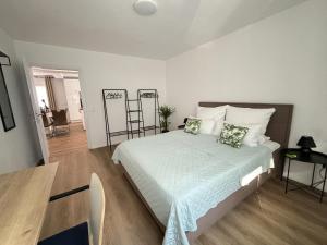 Un pat sau paturi într-o cameră la FeWo Citabria, elegante Wohnung, 2 Schlafzimmer, überdachte Terrasse +10 fotografii