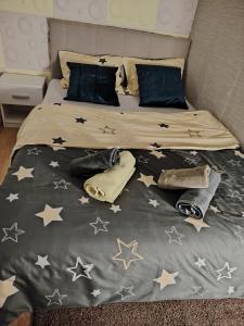 un letto con stelle bianche e nere sopra di Cozy Max Studio a Jagodina