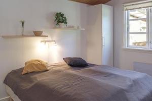 Una cama o camas en una habitación de Awesome Home In Ebeltoft With 3 Bedrooms And Wifi