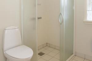 Un baño de Awesome Home In Ebeltoft With 3 Bedrooms And Wifi 13 fotos más