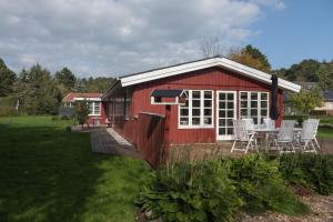 Un jardín fuera de Awesome Home In Ebeltoft With 3 Bedrooms And Wifi