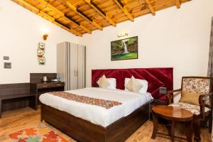 Postel nebo postele na pokoji v ubytování Aranya Mukteshwar