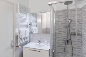 Koupelna v ubytování Hôtel Alexandra + 37 fotografií