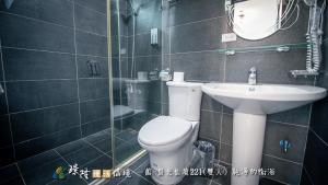 un bagno con wc, lavandino e doccia di 璟隆慢活仙境民宿 a Kung-t'ien-ts'un
