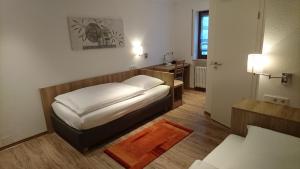 Cama ou camas em um quarto em Gasthof Weißes Lamm