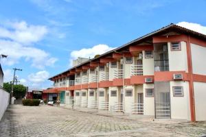 un grande edificio con rosso e bianco di Hotel New Tokyo a Capitão Poço