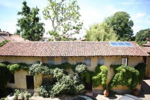 una casa cubierta de hiedra con techo en Borgo Archinto, en Robecco sul Naviglio