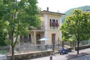 een huis met een scooter ervoor geparkeerd bij Villa Vittorio in Bagni di Lucca