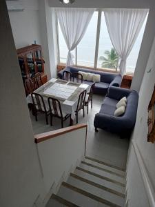 ein Wohnzimmer mit einem Tisch und einem blauen Sofa in der Unterkunft Tucacas Penthouse w Generator and Water Tank in Tucacas