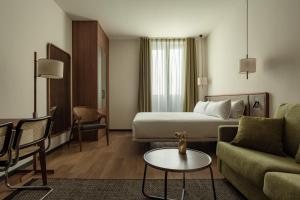 Postel nebo postele na pokoji v ubytování Batimont Suites & Apartments
