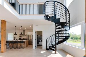 una escalera de caracol en una casa con cocina en Koselig 854 - 3 chambres - 8 personnes, en Saint-Férréol-les-Neiges