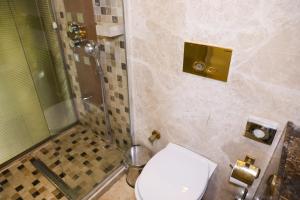 A bathroom at The Hera Platinum Hotel