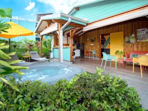 Bazén v ubytování Bungalows Ti Lodge Martinique - près de la plage avec jacuzzi privé nebo v jeho okolí