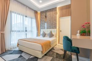 a bedroom with a bed and a desk and a window at Southern Peak Pool Villa Huay Yai Pattaya in Ban Huai Yai +92 photos