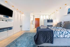 ヴンストルフにあるKapitäns Kajüte am Steinhuder Meerのベッドルーム1室(大型ベッド1台、青い敷物付)