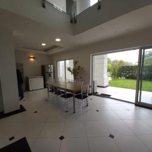 a kitchen and dining room with a table and chairs at 4suites arcond wifi600meg cond fech prox praia in Bertioga