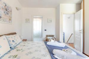 Posteľ alebo postele v izbe v ubytovaní LE SOLEIL DOREE' MAISON Wi-Fi VACATIONS LERICI 5 TERRE + 17 fotografií