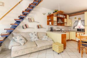 Kuchyňa alebo kuchynka v ubytovaní LE SOLEIL DOREE' MAISON Wi-Fi VACATIONS LERICI 5 TERRE