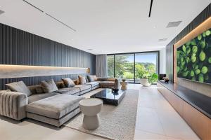 een woonkamer met een bank en een tafel bij Luxurious Villa in Papagayo in Nacascolo