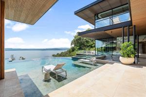 een afbeelding van een huis met een zwembad bij Luxurious Villa in Papagayo in Nacascolo