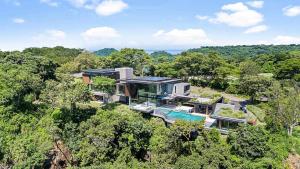 een luchtfoto van een huis in het bos bij Luxurious Villa in Papagayo in Nacascolo