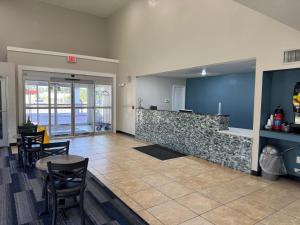 a lobby with a bar with chairs and tables at Executive Inn in Baker
