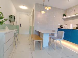 Sunway Onsen Signature Themepark Suites with Hotspring by IWH Suites的厨房或小厨房