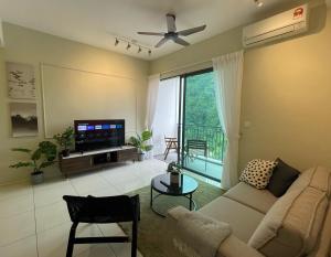 Sunway Onsen Signature Themepark Suites with Hotspring by IWH Suites的电视和/或娱乐中心