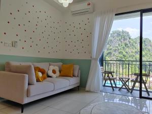Sunway Onsen Signature Themepark Suites with Hotspring by IWH Suites的休息区