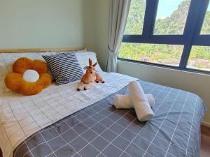 Sunway Onsen Signature Themepark Suites with Hotspring by IWH Suites客房内的一张或多张床位