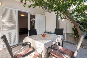 Patio alebo iná vonkajšia časť ubytovania Apartment Tom + 7 fotografií