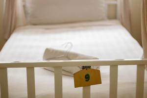 Tempat tidur dalam kamar di Beds Friends Phi Phi Hostel - Party Hostel