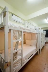 Tempat tidur dalam kamar di Beds Friends Phi Phi Hostel - Party Hostel