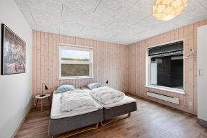 Ένα ή περισσότερα κρεβάτια σε δωμάτιο στο Stunning Home In Knebel With 3 Bedrooms And Wifi
