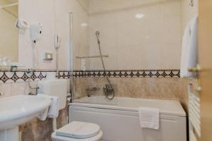 Koupelna v ubytování Hotel Silver