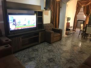 Μια τηλεόραση ή/και κέντρο ψυχαγωγίας στο Kimkeri Hotel +49 φωτογραφίες