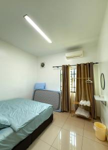 Ένα ή περισσότερα κρεβάτια σε δωμάτιο στο Happy Guest House Nibong Tebal 开心民宿高渊区