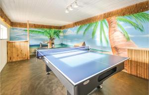 un tavolo da biliardo in una stanza con un murale di Amazing Home In Ebeltoft With Sauna a Ebeltoft