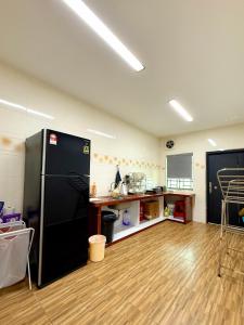 Kuchyň nebo kuchyňský kout v ubytování Happy Guest House Nibong Tebal 开心民宿高渊区