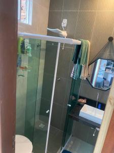 a bathroom with a glass shower with a toilet at AP a 5 minutos do aeroporto ótima localização in Bayeux