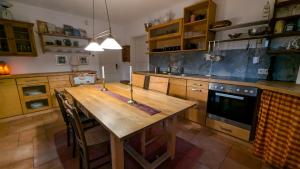 Η κουζίνα ή μικρή κουζίνα στο Traumwohnung mit eigenem Garten