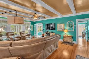 TV a/nebo společenská místnost v ubytování Emerald Anchor Escape